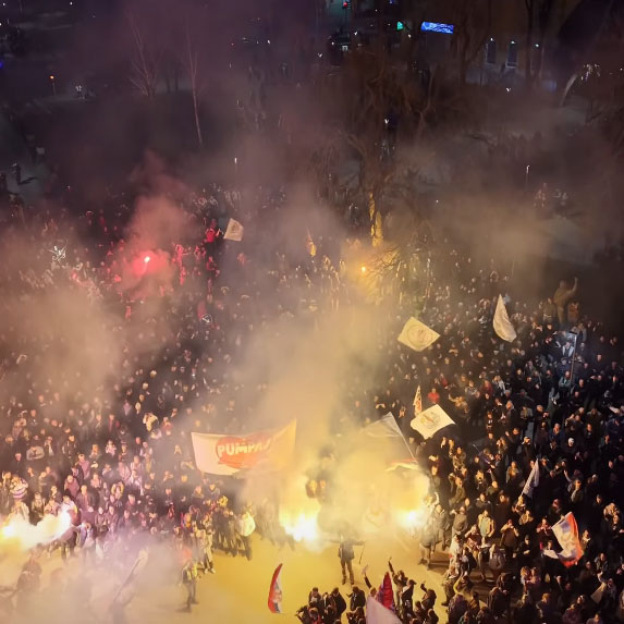 Ima li pobunjeno društvo razlog za defetizam