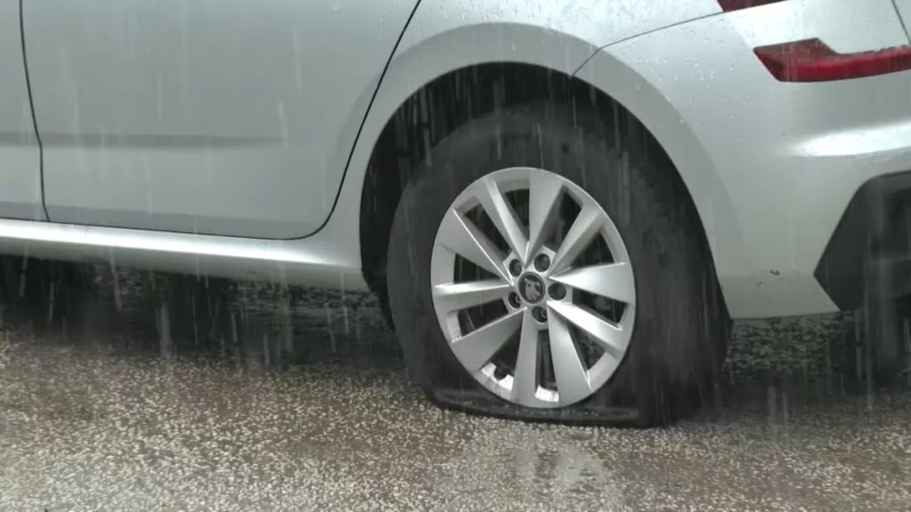 Izbušena guma automobila