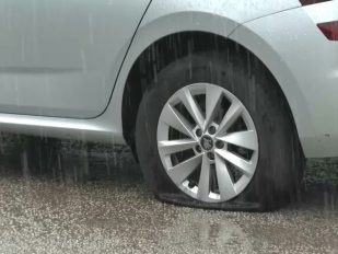 Izbušena guma automobila