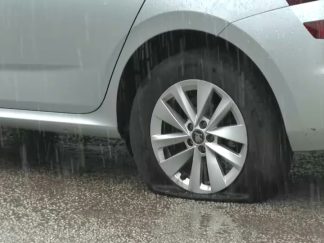 Izbušena guma automobila