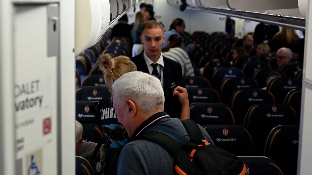 Putnici u evakuacionom avionu