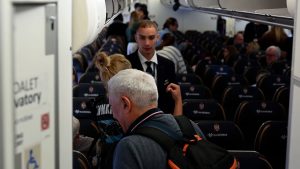 Putnici u evakuacionom avionu