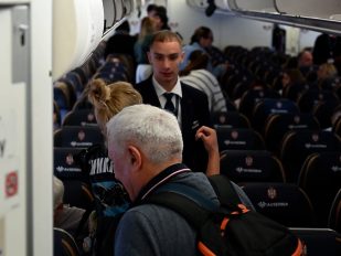 Putnici u evakuacionom avionu