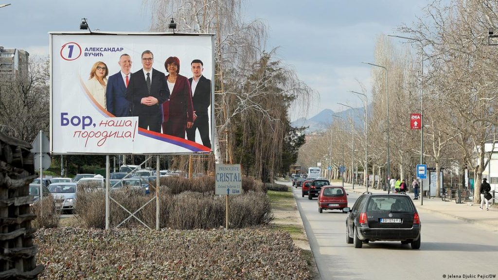 Bilbord sa Aleksandrom Vučićem i lokalnim funkcionerima SNS-a sa sloganom 