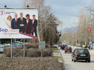 Bilbord sa Aleksandrom Vučićem i lokalnim funkcionerima SNS-a sa sloganom 