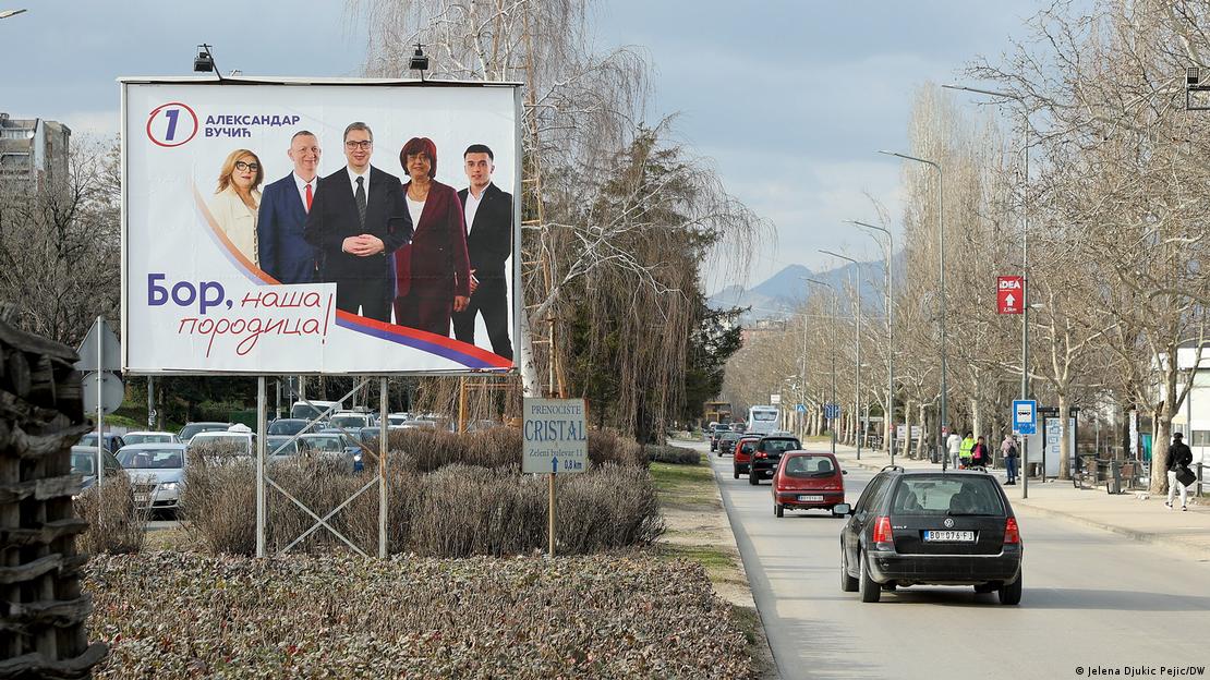 Bilbord sa Aleksandrom Vučićem i lokalnim funkcionerima SNS-a sa sloganom 