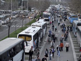 Ljudi izlaze i mnogobrojnih parkiranih autobusa