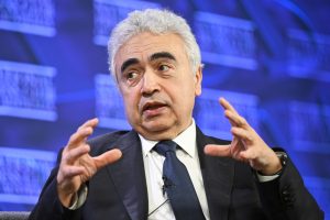 šef Međunarodne agencije za energiju (IEA) Fatih Birol sa uzrujano ppodignutim rukama