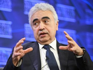 šef Međunarodne agencije za energiju (IEA) Fatih Birol sa uzrujano ppodignutim rukama