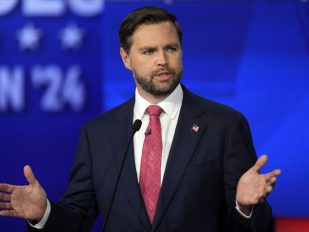 Džej Di Vens tokom govora u debati protiv Majka Volca