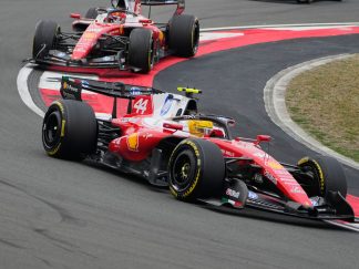 Dva crvena bolida Formule 1