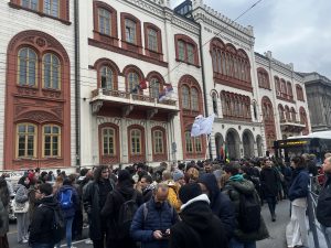 Sporadične čarke između maskirane policije i građana na protestu ispred Rektorata