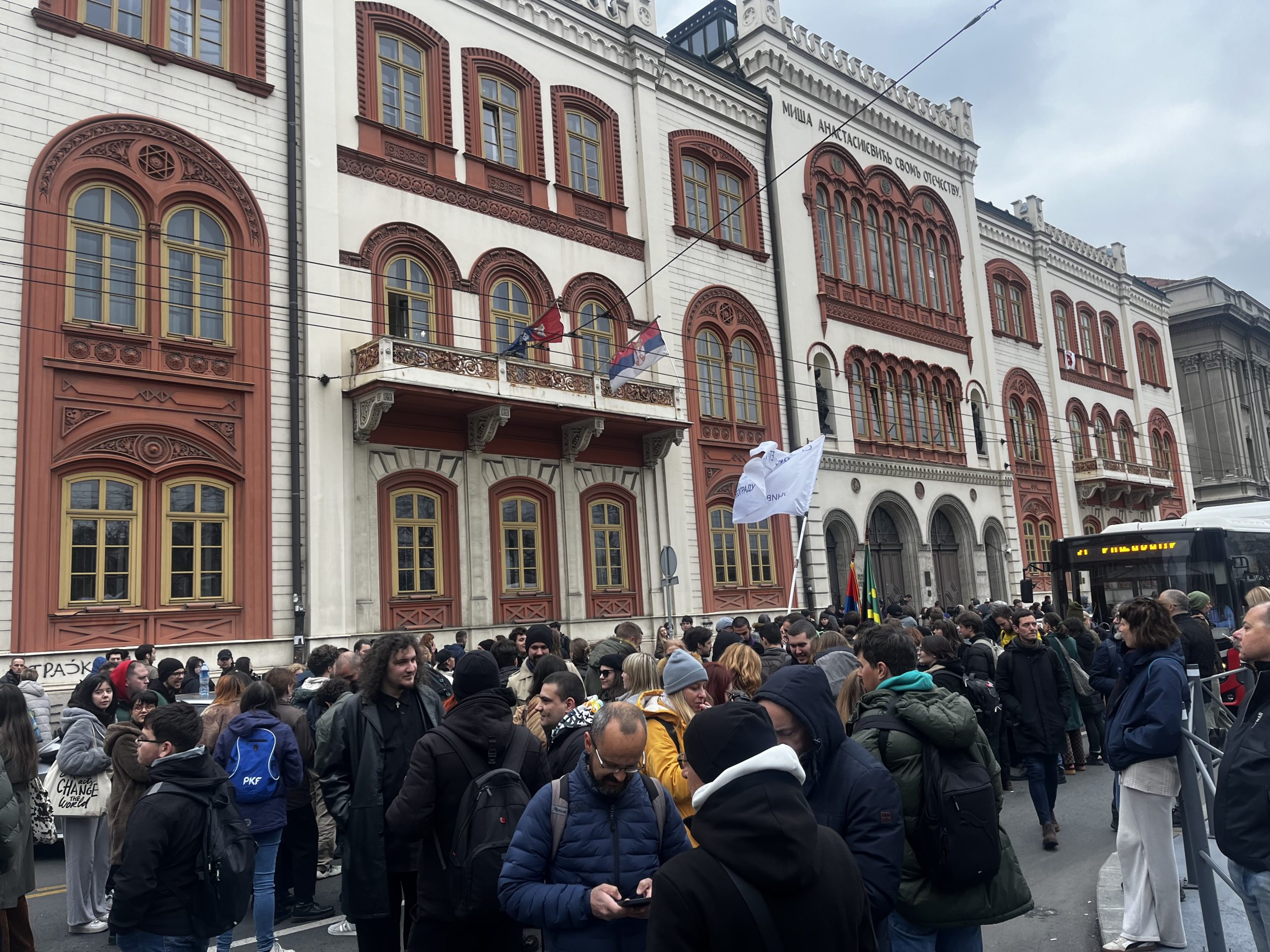 Sporadične čarke između maskirane policije i građana na protestu ispred Rektorata
