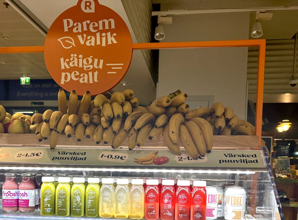 Banane i flašice sa zdravim sokovima različite boje na aerodromu u Talinu