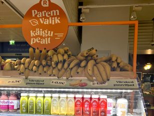 Banane i flašice sa zdravim sokovima različite boje na aerodromu u Talinu