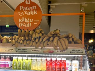 Banane i flašice sa zdravim sokovima različite boje na aerodromu u Talinu