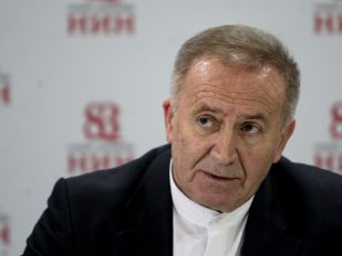 Božo Koprivica, tamni sako, bela košulja