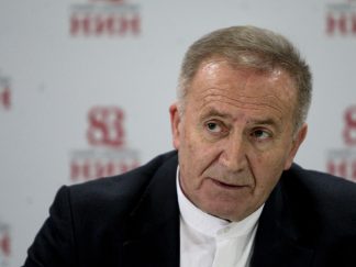 Božo Koprivica, tamni sako, bela košulja