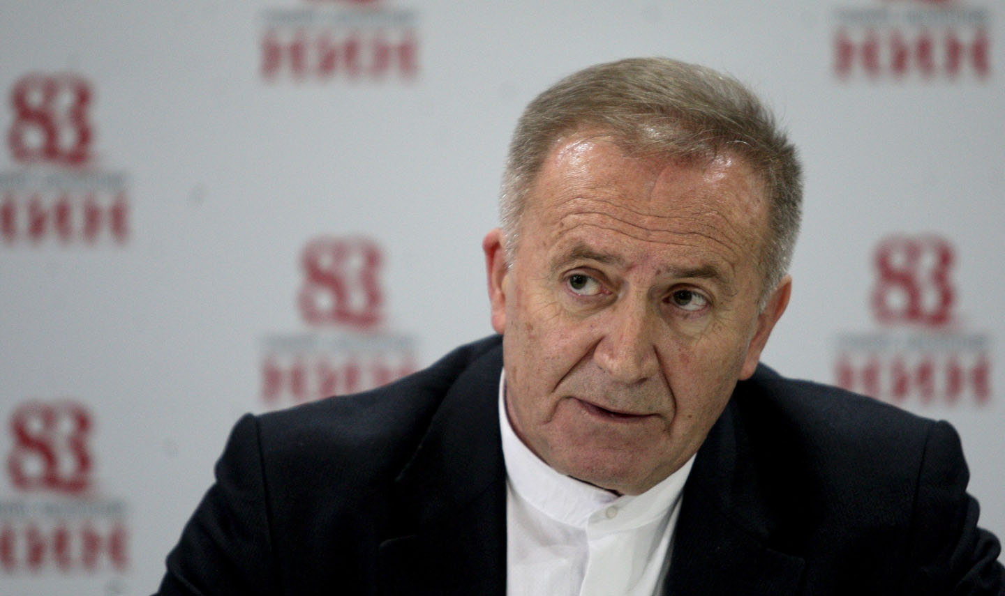 Božo Koprivica, tamni sako, bela košulja