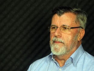 Veran Matić na naočarima u plavoj košulji