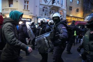 Primena policijske prinude bez upozorenja: Ko se na protestu ispred Rektorata oglušio o zakon