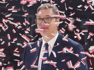 Aleksandar Vučić oko koga gusto lete konfete sa bojama srpske zastave
