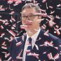 Aleksandar Vučić oko koga gusto lete konfete sa bojama srpske zastave