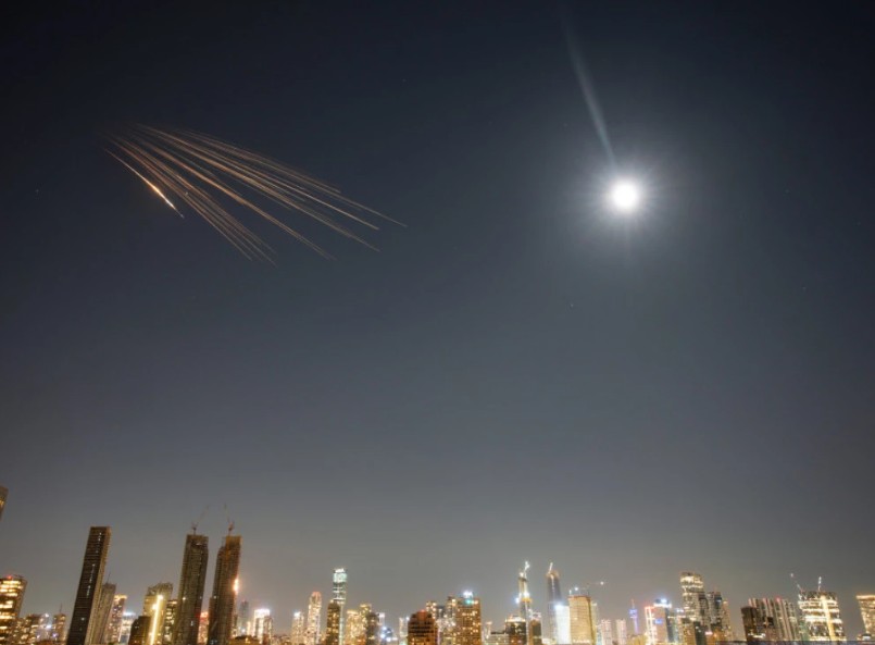Rakete lansirane iz Irana vide se na nebu iznad Izraela.