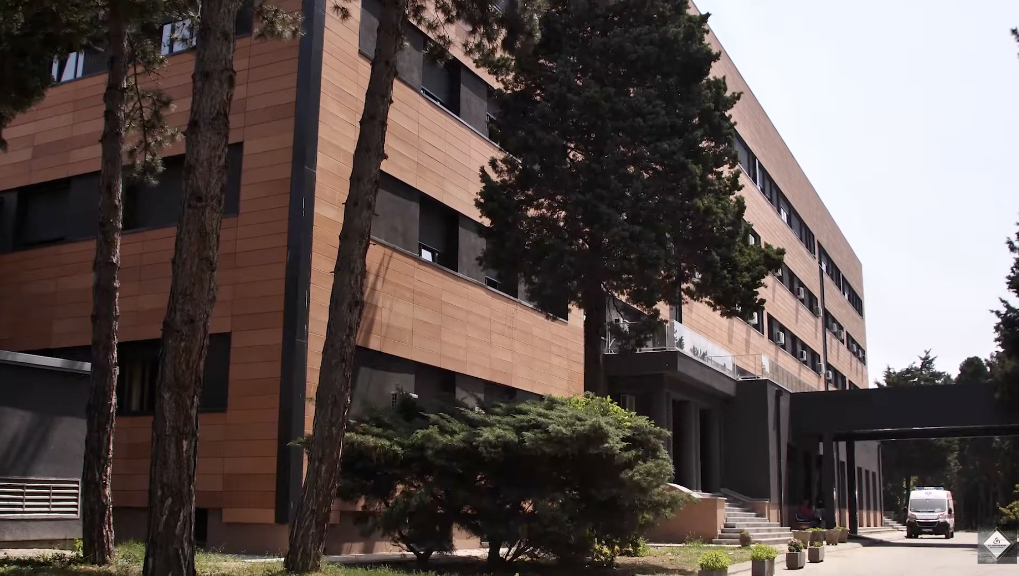 Bolnica u Smederevskoj Palanci, fasada, zelenilo, ulaz u bolnicu