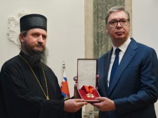 Predsedniku Srbije Aleksandru Vučiću episkop bihaćko-petrovački Sergije uručio Orden Novomučenika bihaćko-petrovačkih.