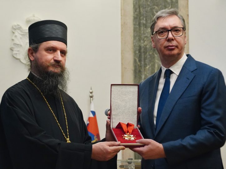 Predsedniku Srbije Aleksandru Vučiću episkop bihaćko-petrovački Sergije uručio Orden Novomučenika bihaćko-petrovačkih.
