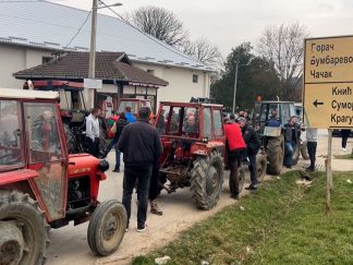 Traktori, poljoprivrednici, blokada puta