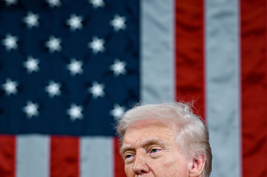 Lice Donalda Trampa pred velikom američkom zastavom