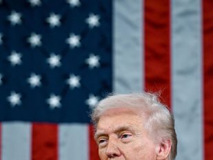 Lice Donalda Trampa pred velikom američkom zastavom