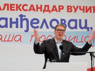 Aleksandar Vučić sa raširenim rukama u Aranđelovcu