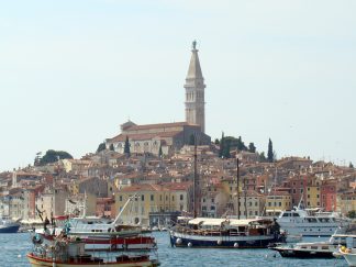 Pejzaž Rovinja sa lukom i usidrenim brodovima