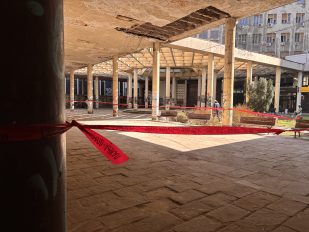 Bezistan, crvene trake