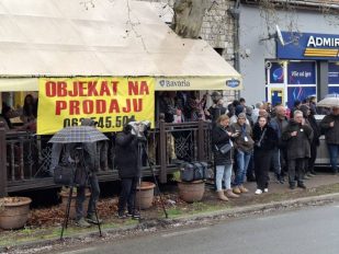 Lokalni izbori, ljudi ispred štaba, Kula