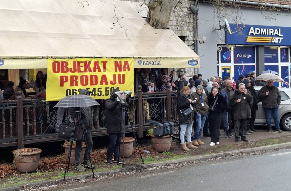 Lokalni izbori, ljudi ispred štaba, Kula