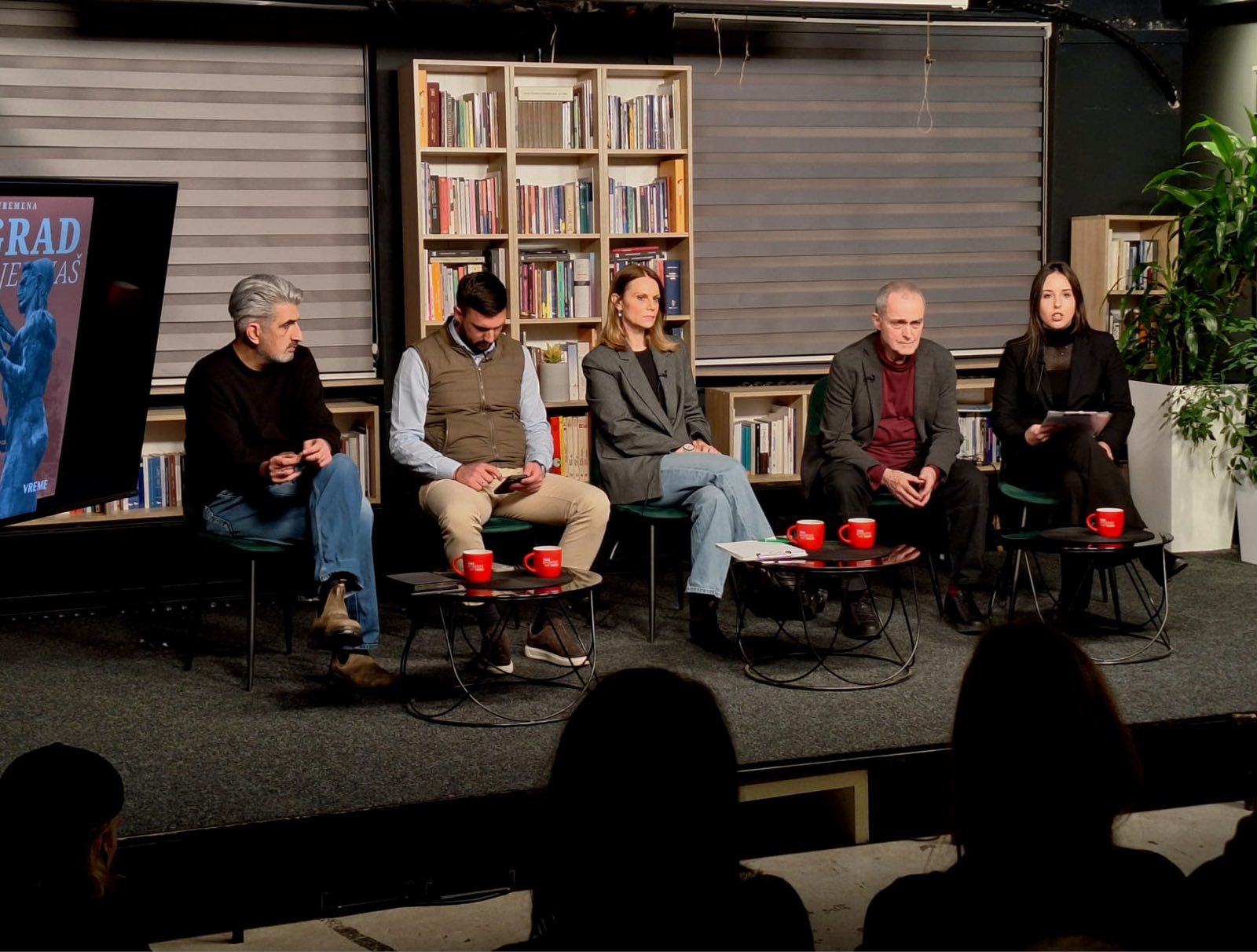 Druga u mini-seriji tribina Vremena, posvećena je urbanizmu u glavnom gradu. Govore: arhitekta Branislav Mitrović, narodna poslanica SSP-a Mila Popović, gradski odbornik PSG-a Stefan Simić i aktivista i arhitekta Marko Jakšić