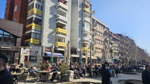 Mitrovčani ispijaju kafu u toku skupa povodom sudbine Univerziteta (UPKM)