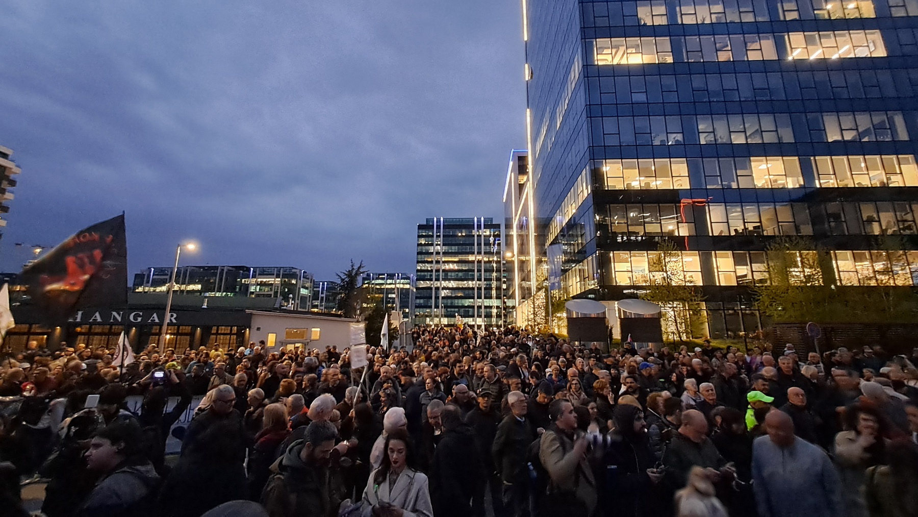 Okupljeni ispred redakcije N1