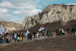 Strukturni defekti u percepciji i oceni demokratske obnove
