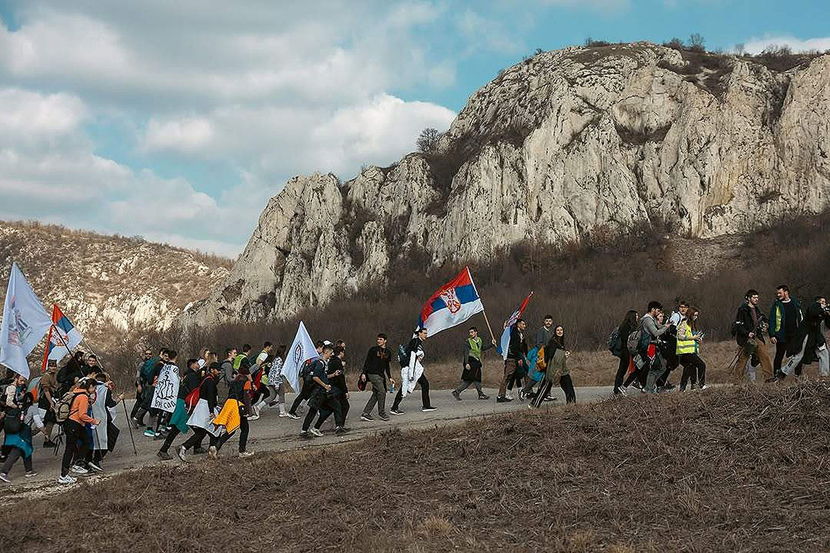 Strukturni defekti u percepciji i oceni demokratske obnove