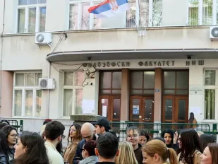 Studenti i profesori protestuju ispred Filozofskog fakulteta u Nišu