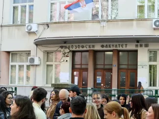Studenti i profesori protestuju ispred Filozofskog fakulteta u Nišu