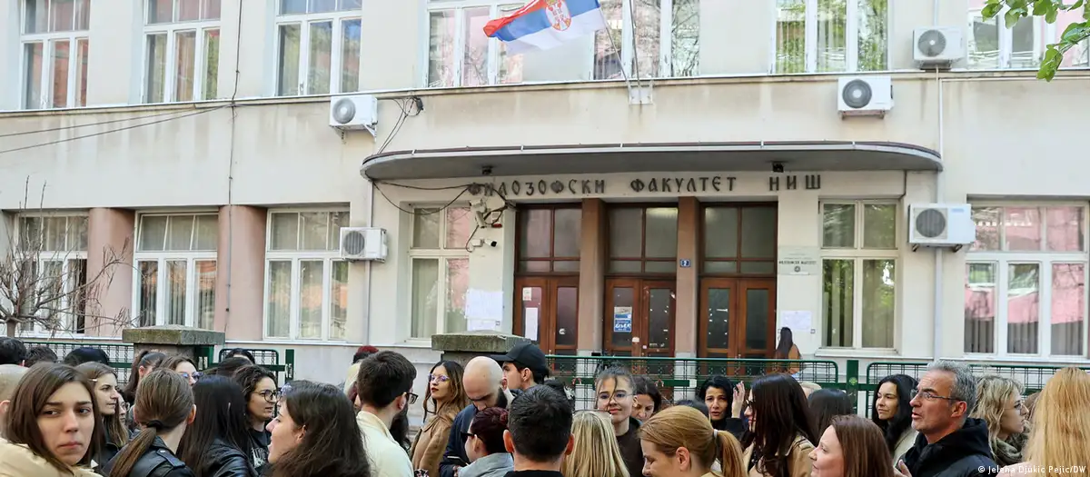 Studenti i profesori protestuju ispred Filozofskog fakulteta u Nišu