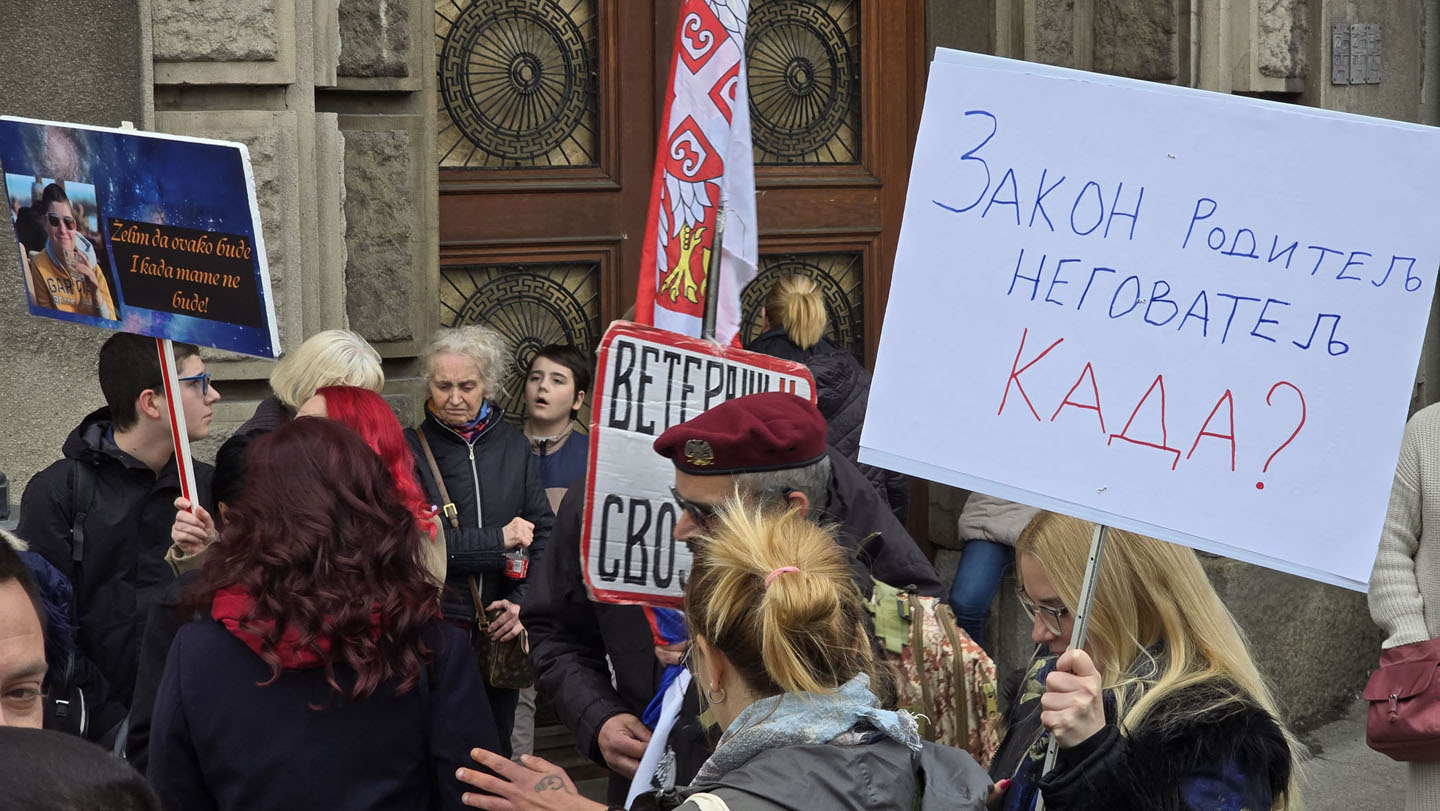 Protest Setnja za autizam, transparenti o zakonu roditelj-negovatelj
