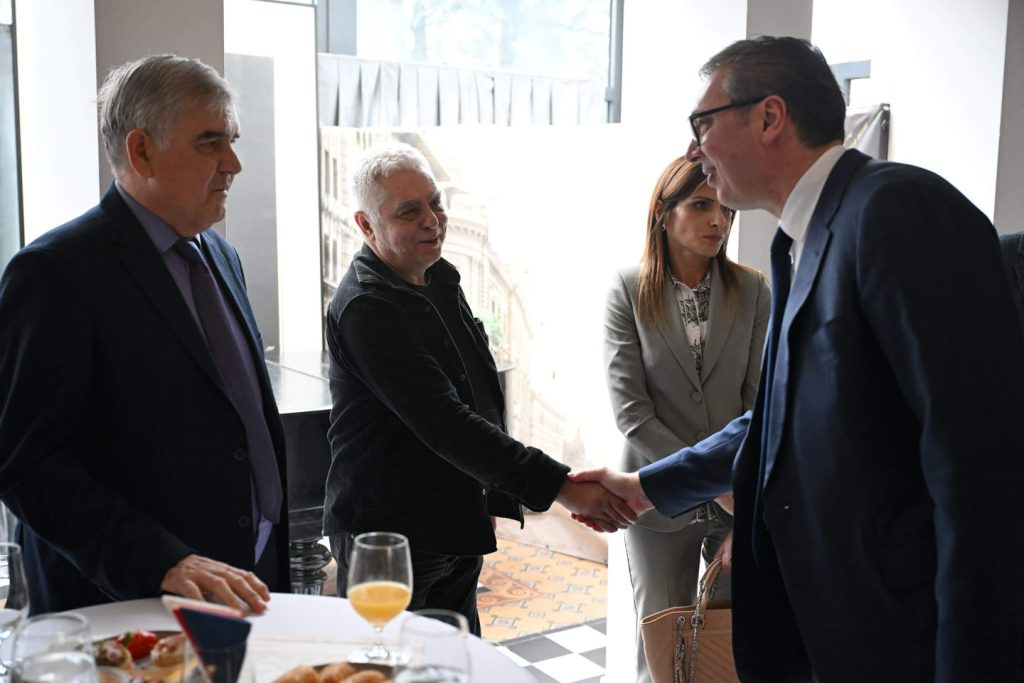 Vučić, Bratina, rukovanje