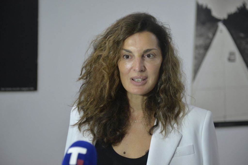 Manja Grčić u belom sakou sa crnom majcom daje intervju Tanjugu